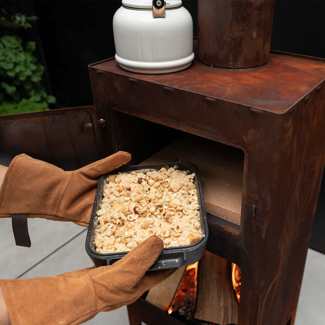 Bakken met de outdoor oven dish van Weltevree apple crumble