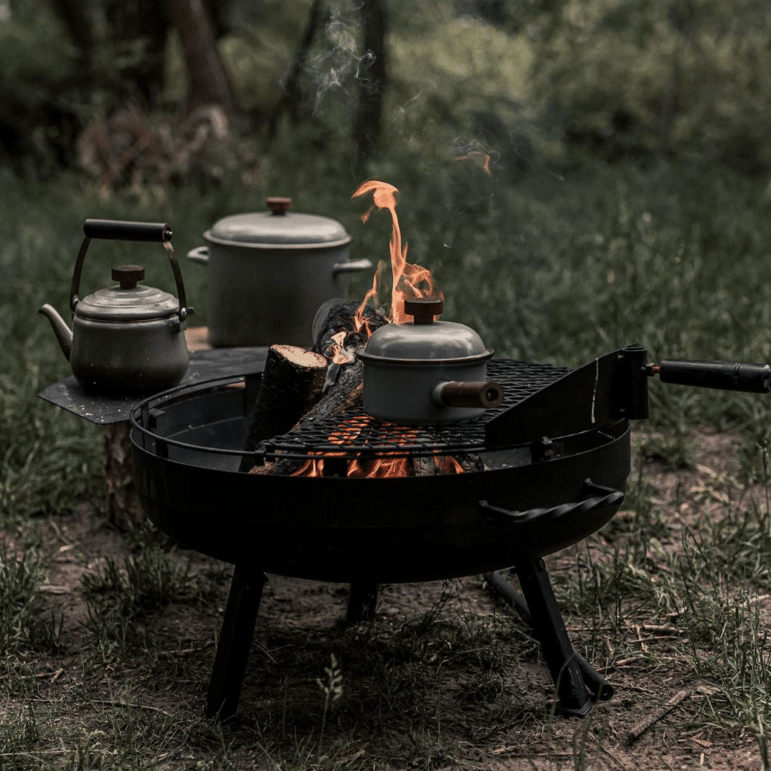Barebones Cowboy Fire Pit Grill pequeño con accesorios esmaltados