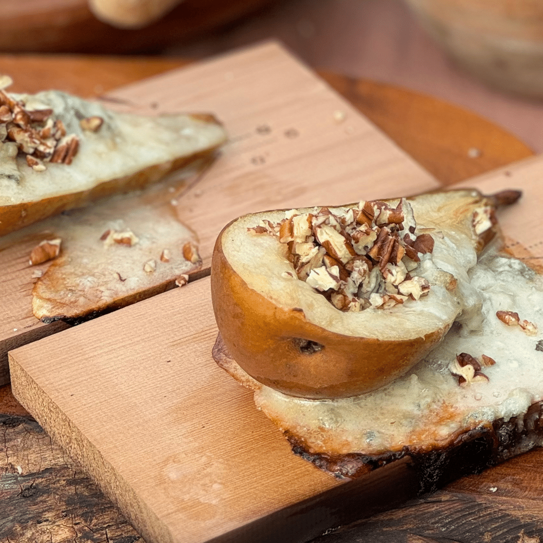 warm gerookte peer gorgonzola honing pecannoot op rookplankje