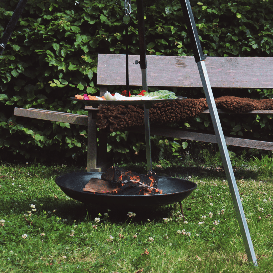 Tripod set with hanging baking tray